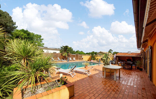 Location de vacances - Le Temple , France - FAG227 101