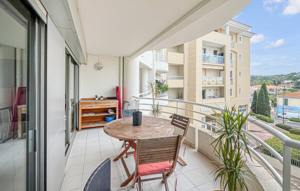 Natürliches Licht und ein offener Ausblick verleihen dieser Wohnung eine luftige, entspannte Atmosphäre. Der Wohn- und Essbereich ist schlicht und praktisch für unkomplizierte Urlaubstage eingerich..