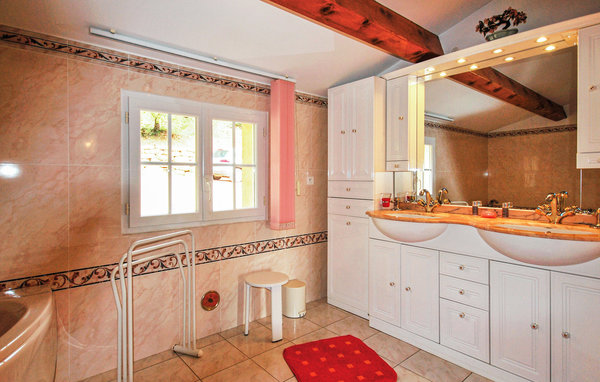 Location de vacances - Sainte-Anastasie-sur-Issole , France - FCV013 703
