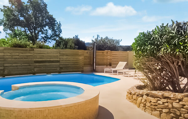 Location de vacances - Sainte-Anastasie-sur-Issole , France - FCV013 13