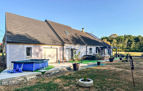 Een royale leefruimte met hoge plafonds en overvloedig daglicht vormt een uitnodigende setting om samen waardevolle tijd door te brengen. Comfortabele zitplaatsen nodigen uit tot lange gesprekken, ter..