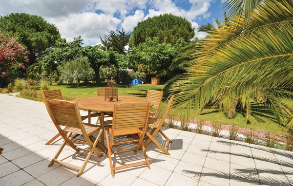 Holiday Home - Villeneuve-lès-Maguelone , France - FLH223 106