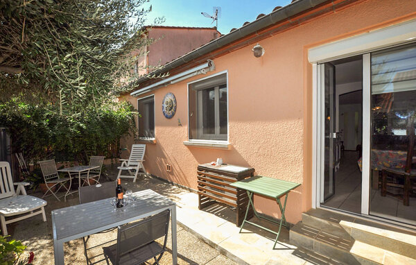 Bequeme Sitzgelegenheiten und viel Tageslicht verleihen dieser Villa eine entspannte Atmosphäre. Durch verglaste Türen öffnet sich das Wohnzimmer zum üppigen Grün im Freien. Die großzügigen Inn..