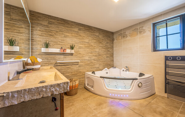 Semesterhus - Travaillan , Frankrike - FPP023 701