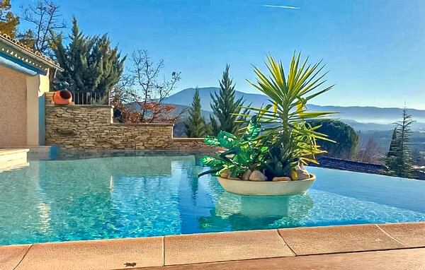 Verheug je op een betoverend panoramisch uitzicht vanuit dit ruime vakantiehuis met zwembad.

Genesteld op het rustige, schilderachtige platteland van de Provence, heet dit comfortabele vakantiehuis j..