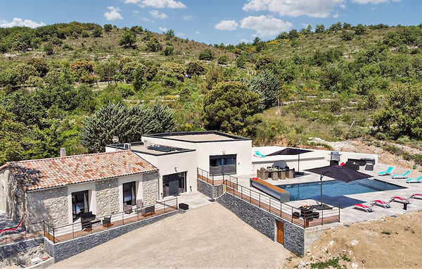 Enorme villa op groot perceel met zwembad midden in de natuur.<br/><br/>Kom naar de hoogten van het mooie dorpje Alissas, waar u dit fantastische vakantieverblijf vindt. Het eigentijdse interieur is z..