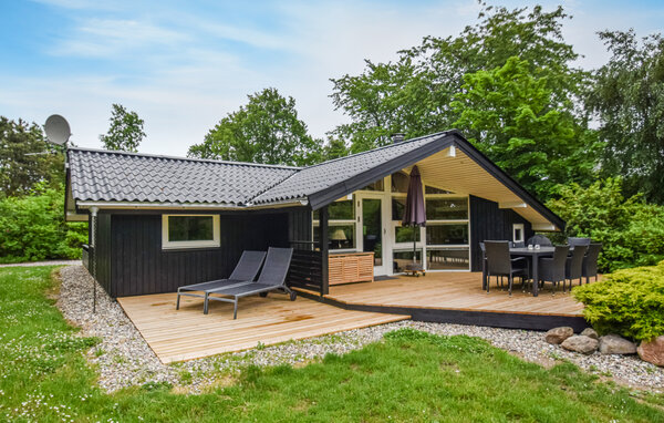 Dit mooie houten vakantiehuis ligt in een vakantiehuisgebied in het Noordelijke Langeland. Het huis is smaakvol met alle moderne middelen ingericht. Er is o.a. een grote mooie badkamer met vloerverwar..