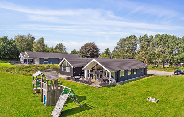 Een modern en mooi vakantiehuis, smaakvol ingericht en voorzien van alle comfort. De mooie keuken is verbonden met de woonkamer. Een ander hoogtepunt van het huis is het mooie zwembad met glijbaan en ..