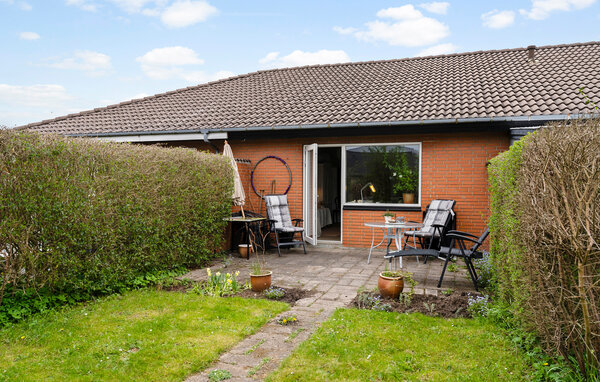 Breng een ontspannen vakantie door in dit lichte vakantiehuis met directe toegang tot de tuin.

Geniet van een ontspannen vakantie in dit aangenaam ingerichte huis, dat in een rustige woonwijk ligt. S..