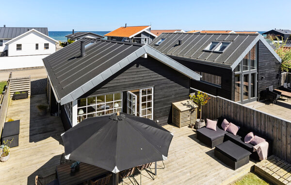 Genießen Sie schöne Urlaubstage in diesem stilvollen Haus, nur wenige Schritte vom Strand entfernt.

Freuen Sie sich auf erholsame Tage in Ihrem modern eingerichteten Ferienhaus mit hoher Wohnqualit..