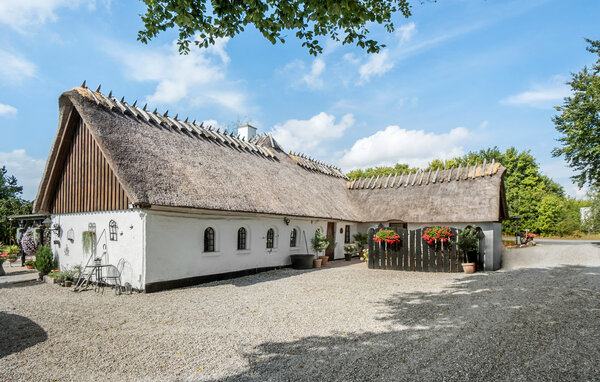 Beleef een onvergetelijke vakantie in deze idyllische vakantiewoning met historische charme en een vismeer.

Kom binnen en ontspan in de lichte kamers met houten balken die gezelligheid en traditie ui..
