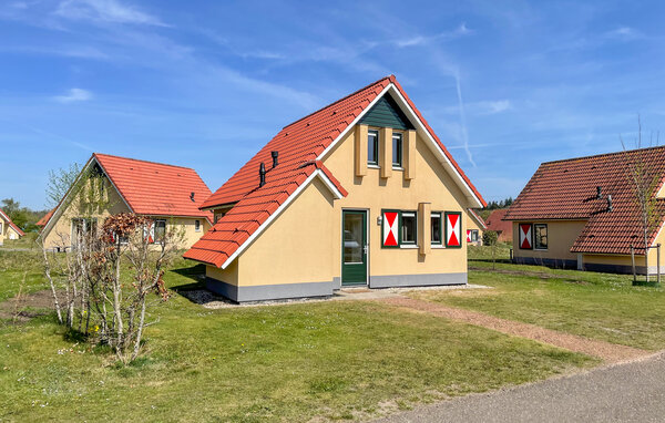 Breng een heerlijke vakantie door in dit vakantiehuis met toegang tot het zwembad.

Dit uitnodigende huis is ideaal gelegen voor een vakantie met het hele gezin. Het is licht en gezellig en biedt een ..