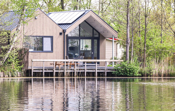 Genießen Sie einen fantastischen Panoramablick auf den See in diesem einladenden Ferienhaus.<br/><br/>Das Haus empfängt Sie in traumhafter Lage am Goudmeer See. Mit seinen hellen Räumen und der ges..