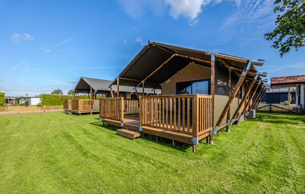 Diese wunderschön eingerichtete und vollständig ausgestattete Safarilodge bietet der ganzen Familie ein luxuriöses Glamping-Erlebnis. Beginnen Sie den Tag mit einem köstlichen Frühstück auf der ..