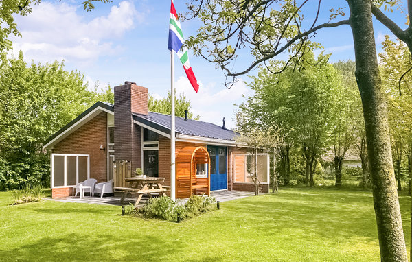 Dieses freistehende Ferienhaus in Lauwersoog liegt im Nationalpark Lauwersmeer, einem wunderschönen Naturgebiet mit viel Wasser und diversen Vogelarten. Dieses Ferienhaus liegt nur wenige Gehminuten ..