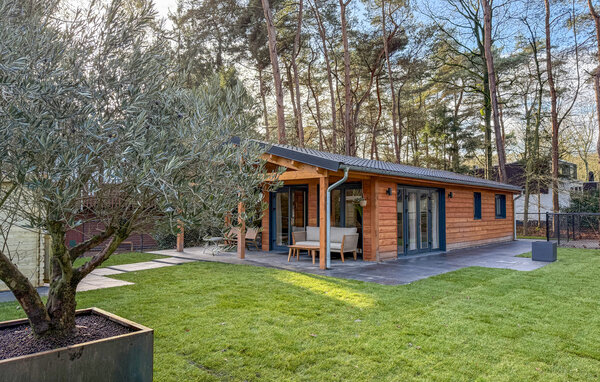 Erleben Sie Ruhe und Erholung in diesem charmanten Ferienhaus in natürlicher Umgebung.

Ihr einladendes Holzhaus in Meijel bietet Ihnen den idealen Rückzugsort für eine erholsame Auszeit. Eingebett..