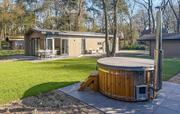 Breng een actieve vakantie door in dit uitnodigende vakantiehuis met buitenwellness.

Dit gezellige en comfortabele vakantiehuis ligt dicht bij het bos en tal van activiteiten. In de gezellige en mode..