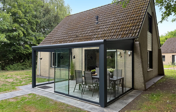 Breng een ontspannen vakantie door in dit mooie vakantiehuis met serre en whirlpool buiten.

Beleef een ontspannen verblijf in dit stijlvol ingerichte vakantiehuis, dat comfort en natuur harmonieus co..