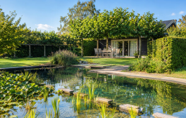 Ferienhaus für 4 Personen in friedlicher Waldlage bei Baarle-Nassau, nahe historischer Radroute. Moderne Küche, Terrasse mit Ruhe und Privatsphäre, eingezäunter Garten.