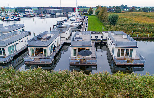 Modernes und komfortabel ausgestattetes Hausboot mit herrlichem Panoramablick über das Wasser.

Träumen Sie schon lange von einem Urlaub auf einem Hausboot? Jetzt haben Sie die Gelegenheit, diesen T..