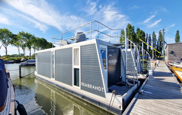 Das Leben auf dem Wasser steht im Mittelpunkt dieses hellen und einladenden schwimmenden Refugiums. Große Glastüren rahmen den friedlichen Blick auf den Kanal ein und fluten den Wohnbereich mit Tage..