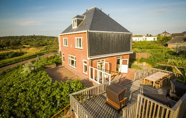 Verbringen Sie einen wunderbaren Urlaub in diesem hoch auf der Düne gelegenen Ferienhaus mit Sauna und wunderschöner Aussichtüber das Dorf.<br/><br/>Das stilvolle Wohnzimmer mit Buntglasfenstern, v..