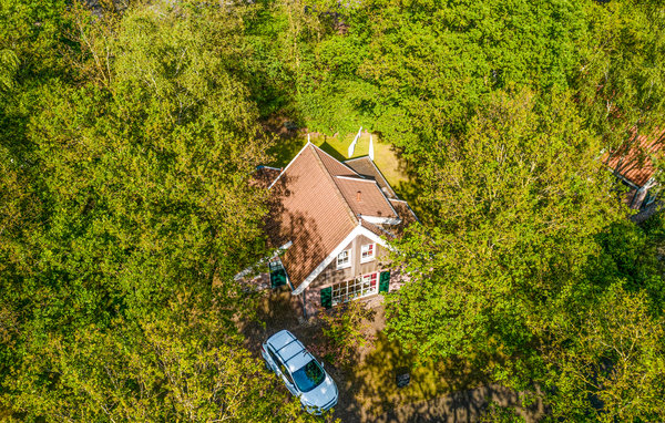 Diese komfortable Luxusvilla mit überdachter Terrasse ist in der Ferienanlage Buitengoed Het Lageveld gelegen. Lagerung im Freien. Überdachter Terrasse. Neben dem Park befindet sich ein Badesee (36 ..