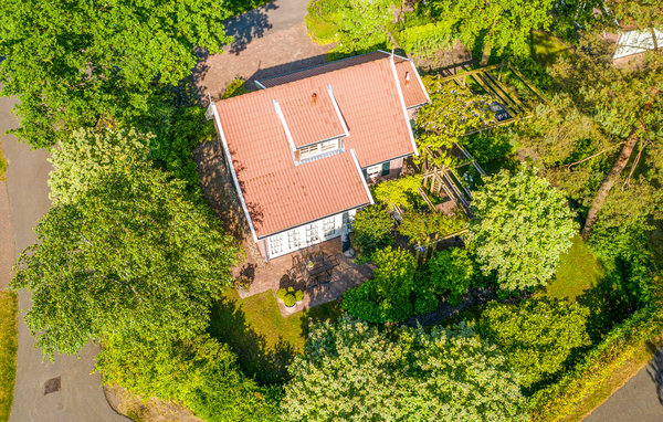 Deze luxe villa bevindt zich op het ruim opgezette vakantiepark Buitengoed Het Lageveld. De villa beschikt over 3 slaapkamers en 2 badkamers. 1 Slaapkamer bevindt zich op de begane grond met directe t..