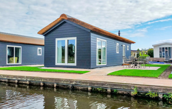 Gemütliches Ferienhaus direkt am Wasser<br/><br/>Willkommen in diesem schönen Ferienhaus. Die zwei Schlafzimmer, eins mit Doppelbett, eins mit zwei Einzelbetten, und der helle und freundliche Wohnra..