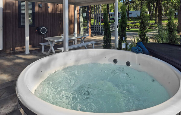 Beleef een ontspannen vakantie in een vakantiehuis dicht bij de natuur met outdoor wellness.

Je knusse vakantiehuis ligt verscholen in een klein bos en wordt omringd door pittoreske weiden in het mid..