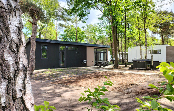 Geniet van een vakantie in een vakantiehuis dicht bij de natuur met outdoor wellness.

Je vakantiehuis ligt in een klein bos, omgeven door prachtige weilanden, in een vakantiepark. Maak het jezelf 's ..