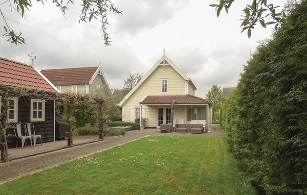 Dieses geräumige und gepflegte Ferienhaus an der Oosterschelde liegt in einem wunderschön in der Landschaft platzierten Ferienpark. Nur wenige Gehminuten ist es von einem einladenden Sandstrand entf..