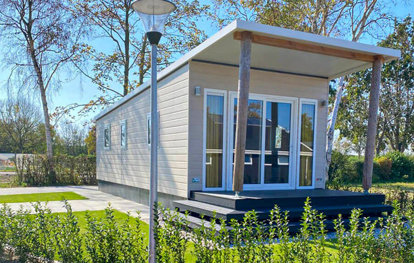 Verbringen Sie einen wundervollen Urlaub in diesem komfortablen Ferienhaus in Strandnähe mit Poolzugang!


Das einladende Haus begrüßt Sie mit hellen, gemütlich eingerichteten Räumen. Hier könne..