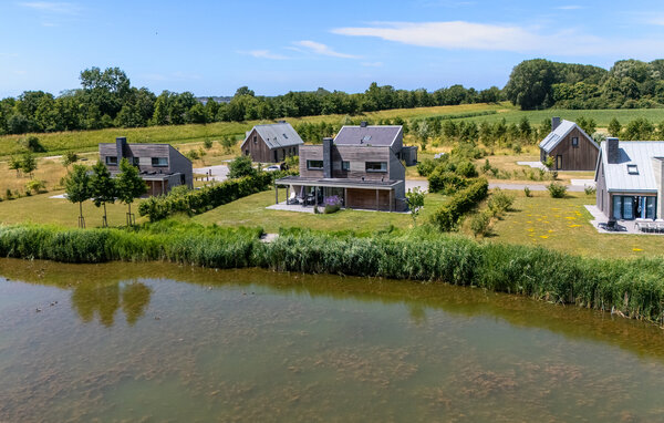 Ervaar luxe en ontspanning in deze stijlvolle villa bij Kamperland.

Deze moderne en luxe villa vlakbij het strand biedt je de perfecte plek om tot rust te komen. De stijlvolle inrichting en lichte, m..