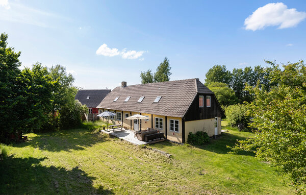 Genießen Sie eine herrliche Auszeit in diesem bezaubernden Ferienhaus mit großem Garten.

Dieses liebevoll restaurierte Landhaus aus dem 19. Jahrhundert begrüßt Sie mit einem hellen, offenen Wohnb..