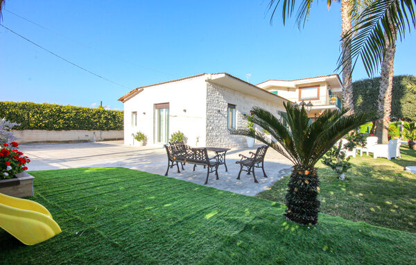 Strakke lijnen, warme houten elementen en veel licht creëren een stijlvolle, rustige sfeer. De open woon- en eetruimte nodigt uit om te ontspannen, terwijl de moderne keuken perfect is uitgerust om s..