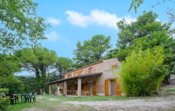 Geniet van de rust van het platteland in dit grote landhuis.

Welkom in dit ruime landhuis in Cartoceto, waar rustieke charme en modern welzijn elkaar ontmoeten. De warme houten balken en open haard c..