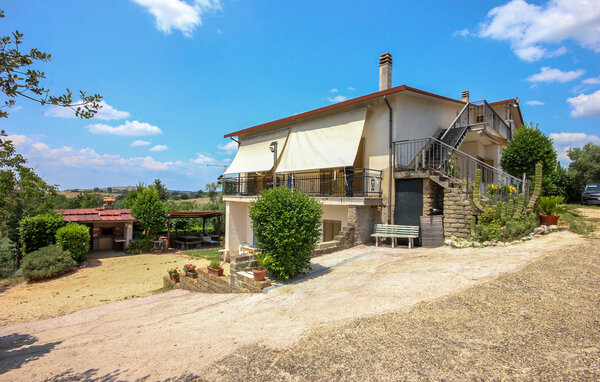 Beleef een ontspannen vakantie in deze ruime vakantiewoning op een idyllische locatie.

Deze charmante vakantiewoning biedt je een ruime accommodatie om ontspanning in een landelijke omgeving te combi..