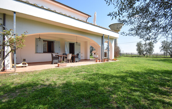 Appartamento - Pescia Romana , Italia - IRU060 85