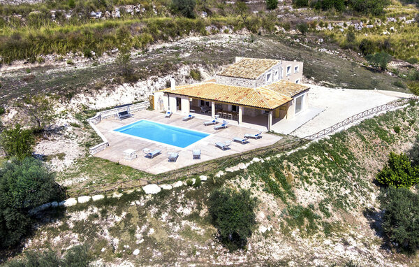 Breng een heerlijke vakantie door in dit ruime vakantiehuis met zwembad en panoramisch uitzicht over het platteland.

In dit prachtig gelegen huis beleef je een vakantie op zijn best. Rustieke houten ..