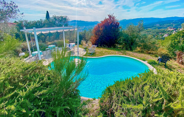 Geniet van een droomvakantie in dit comfortabele vakantiehuis met zwembad en panoramisch uitzicht.

Laat je betoveren door de Toscaanse levensvreugde terwijl je geniet van de rustieke charme van dit u..