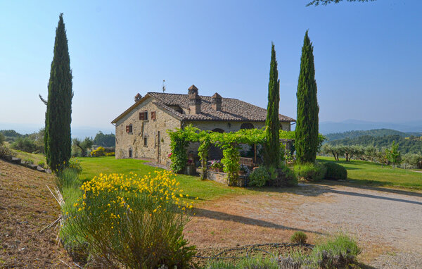 Erleben Sie eine unvergessliche Auszeit in diesem bezaubernden Ferienhaus mit großem Pool in idyllischer Lage.

Mit einem wunderschönen Panoramablick auf die malerische Landschaft und einem gemütli..