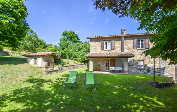 Op het platteland net buiten Pietralunga ligt deze landelijke vakantiewoning in een groene, beschutte omgeving. De buitenruimte komt uit op een ruime grasweide met twee ligstoelen, zodat je tussen je ..