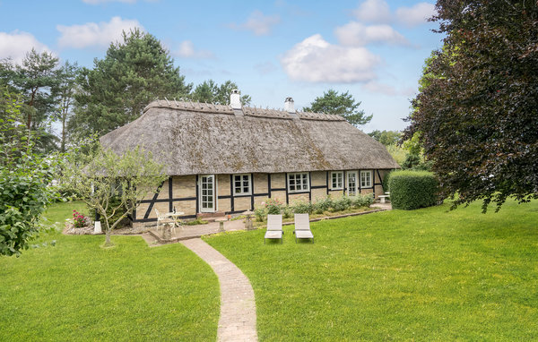 Geniet van een heerlijke vakantie met familie of vrienden in dit vakantiehuis met een grote tuin.

Het huis biedt alles wat u nodig heeft voor een perfecte vakantie ? een grote keuken, gezellige woonr..