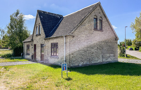 Diese einladende Unterkunft ist ideal gelegen, um die Umgebung zu genießen. Ein heller Essbereich mit einem Holztisch bietet durch ein großes Fenster den Blick auf den grünen Garten. Dieser wohnlic..
