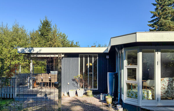 Een ontspannen, huiselijke sfeer kenmerkt de leefruimte, waar wanden met houten lambrisering een sterk gevoel van het traditionele karakter van een vakantiehuis oproepen. Een royale hoekbank en een ve..