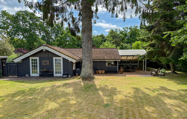 Dit gastvrije vakantieverblijf heeft van binnen een rustige, huiselijke sfeer. In de belangrijkste zithoek vormt de houtkachel op koelere dagen een knus middelpunt. Er is volop ruimte om samen tijd do..