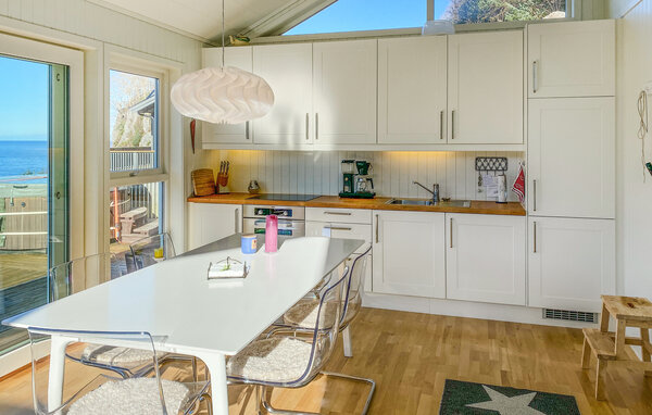 Holiday Home - Måløy , Norway - N24112 7
