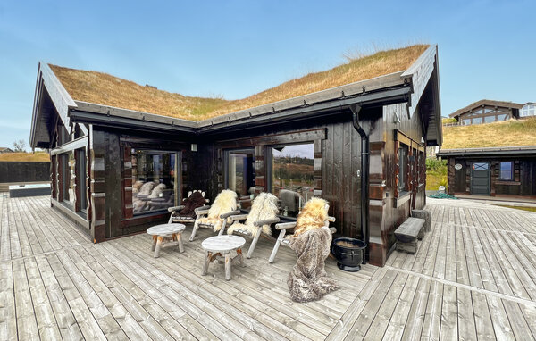 Großzügige Fenster holen die umliegende Berglandschaft direkt in den Wohnbereich und schaffen ein unmittelbares Gefühl von Weite und Verbundenheit mit der Natur. Holzverkleidete Wände und Decken u..