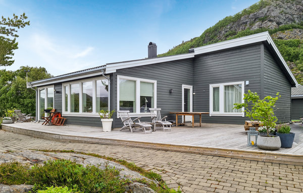 Geniet van een onvergetelijke tijd in dit vakantiehuis met een prachtig fjordenpanorama.

Welkom in het uitnodigende huis met een prachtig uitzicht op het water. De huiselijke, smaakvolle inrichting z..